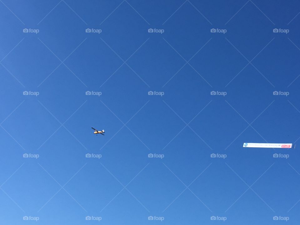 Cielo azul con avión 