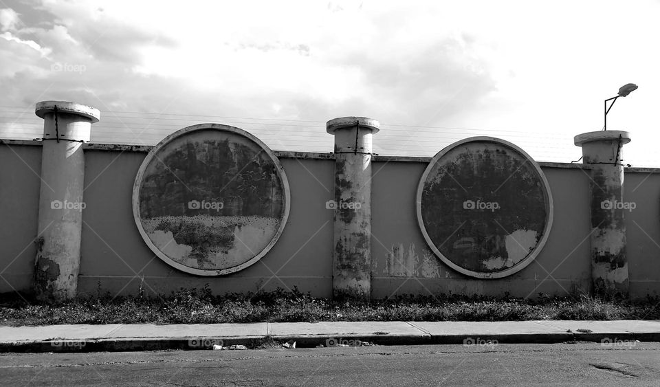 wall decorated in giant circles, round, circle, street, columns