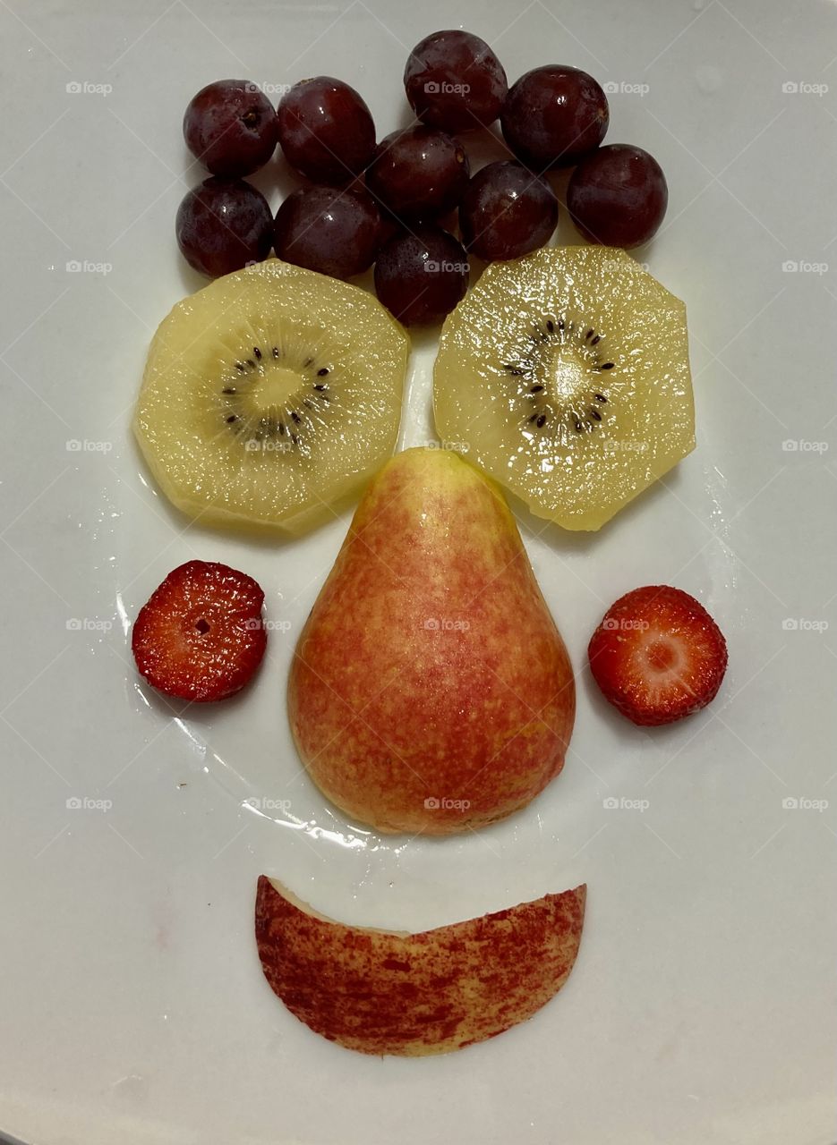 Frutas Saudáveis para a tarde: uva, kiwi, pêra, morango e maçã.
Para as crianças, com mais diversão ainda! Mas lembre-se: o importante é ter vitamina.