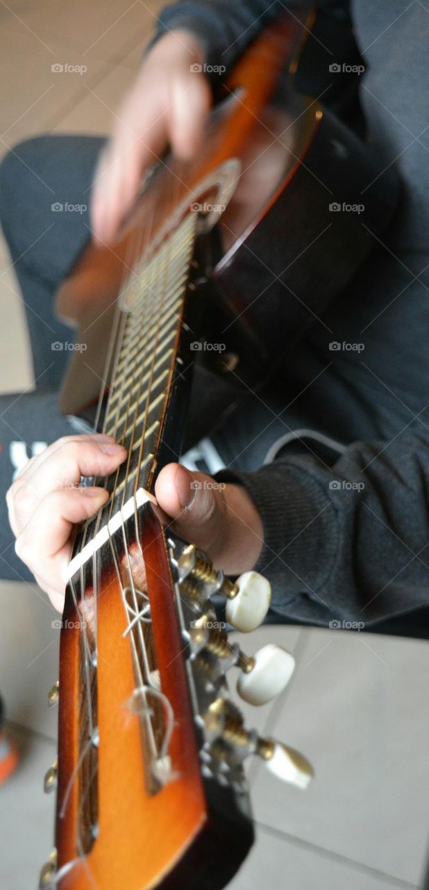 person playing on a guitar 🎸