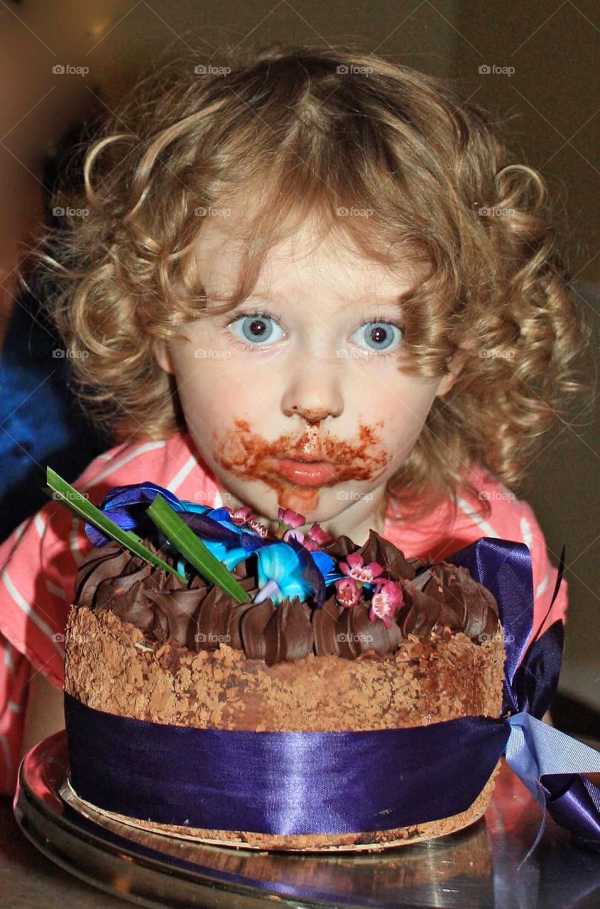 Mouth dive into birthday cake - to yummy to wait 