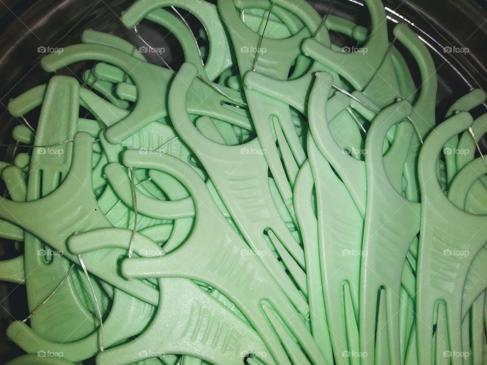 pile of mint flavored floss toothpicks