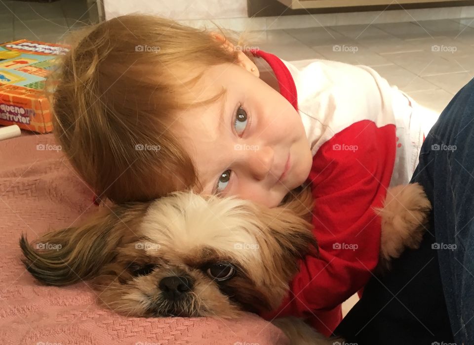 🇺🇸 My daughter and our little dog: is there purer love in life than that of a child and his pet? / 🇧🇷 Minha filha e nossa cachorrinha: tem amor mais puro na vida do que o de uma criança e seu animal de estimação?