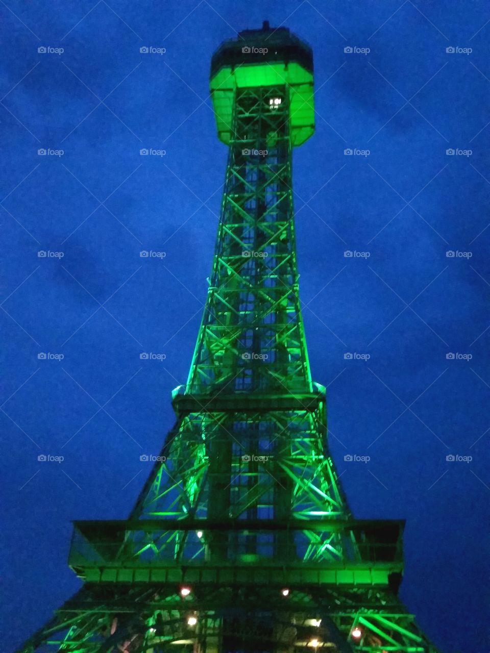 Eiffel Tower  (green/night)