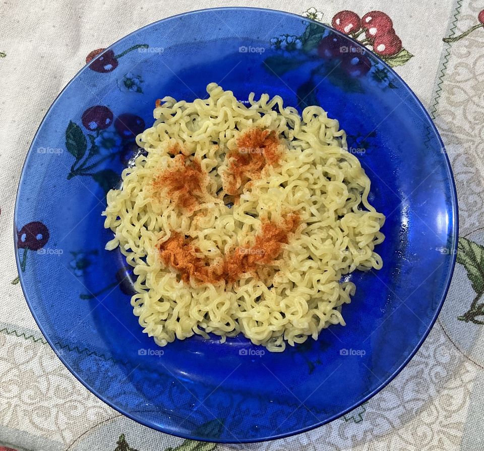 Como a carestia está grande por aqui, hoje o jantar foi… miojo!
Simples, saciou a fome e com uma carinha divertida. As crianças amaram.
🍜 
#massa #macarrão #smile