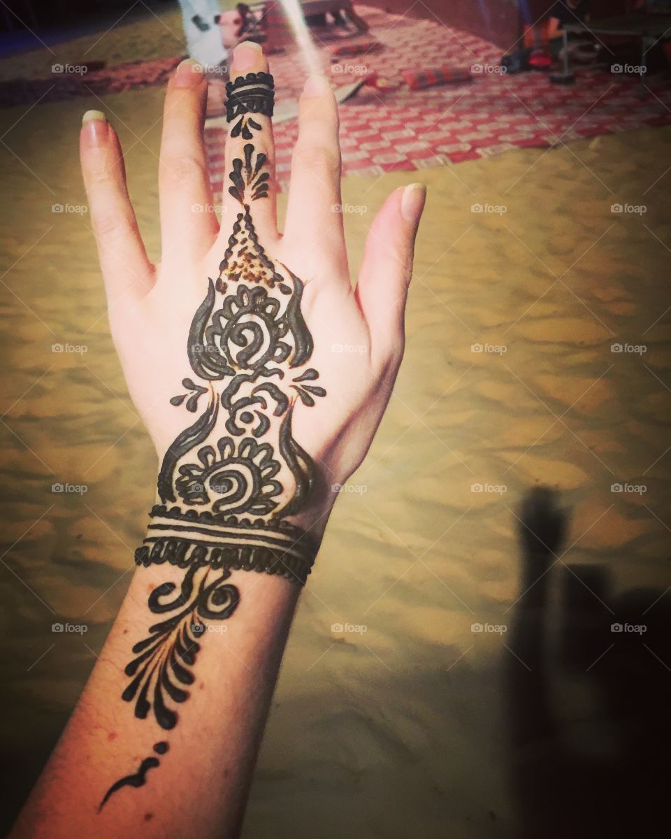 Cultural Henna Tattoo Art on hand at Desert Safari United Arab Emirates 