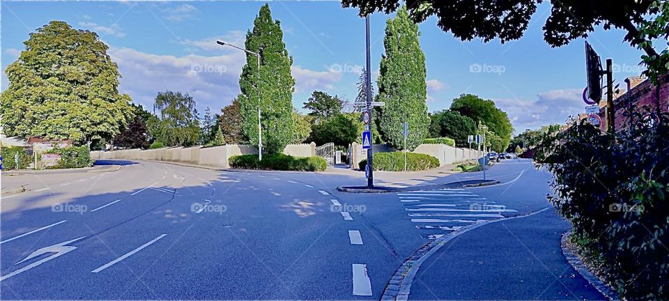 This is a country road not far from „Straubing“, „Bavaria“, Germany. It leads to the „Waldfriedhof“, the forest cemetery on the outskirts of town. 2023. Hypnotic Productions