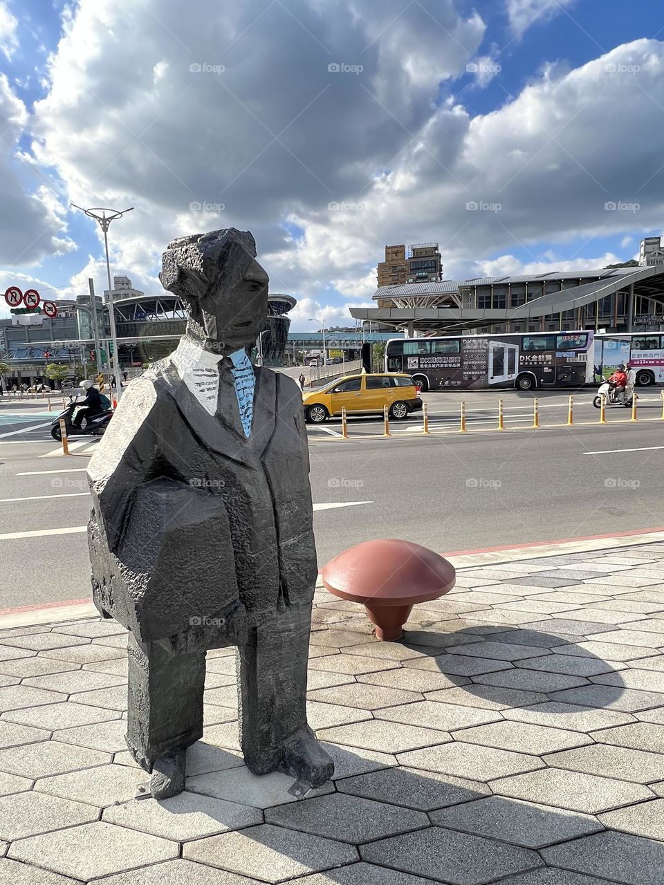 Keelung station gentleman statue