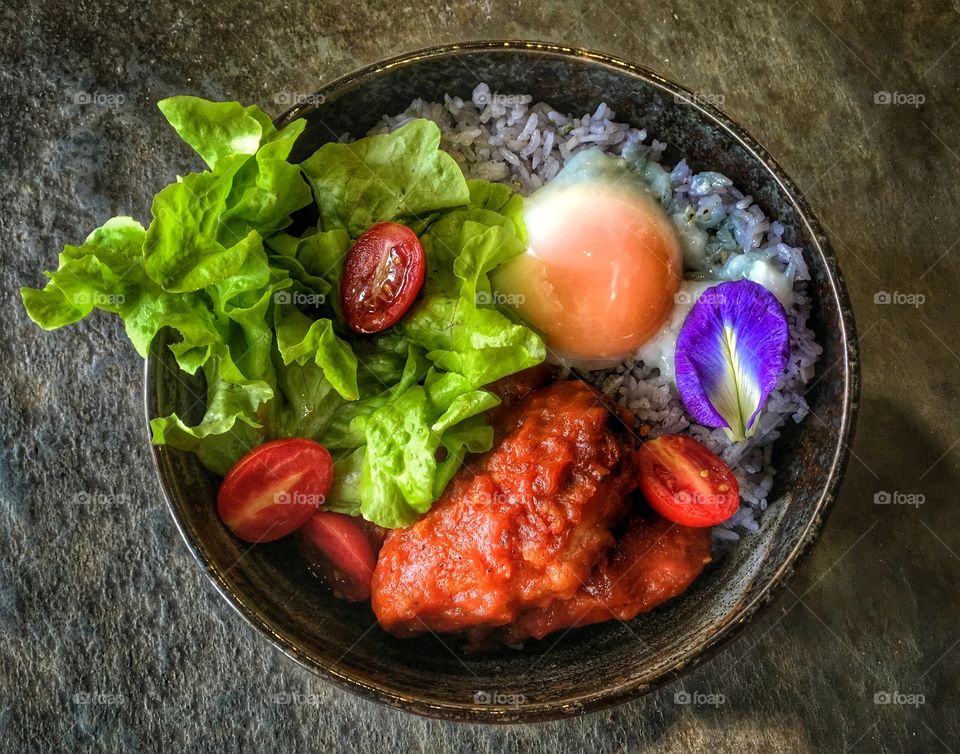 Rice with chicken wings and poach egg