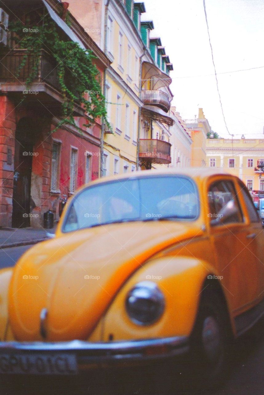 уellow car in the city