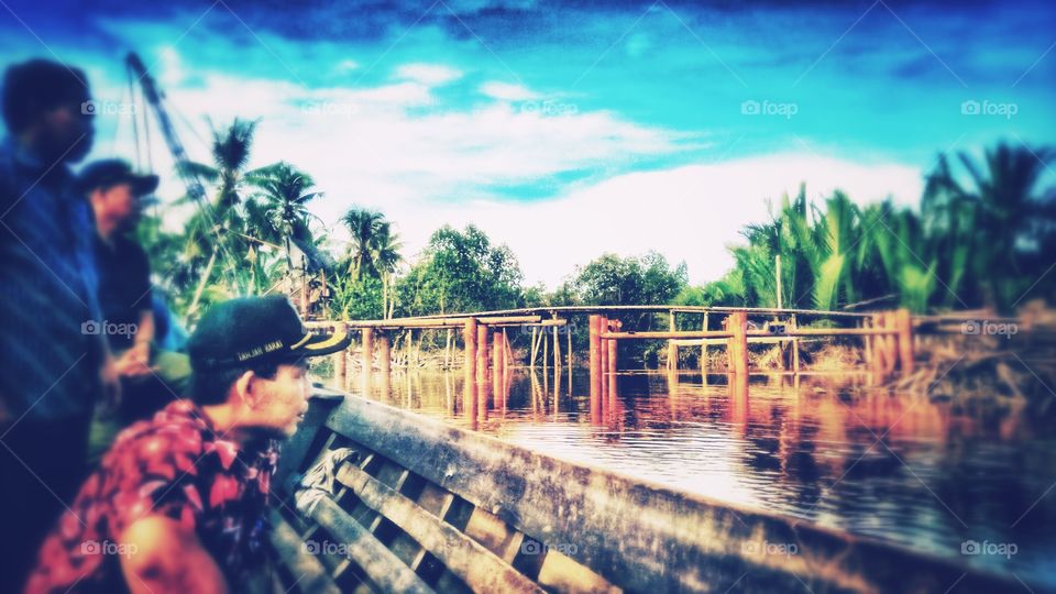 pembangunan jembatan di salah satu sungai di desa parit sidang kecamatan pengabuan kabupaten tanjung jabung barat provinsi jambi