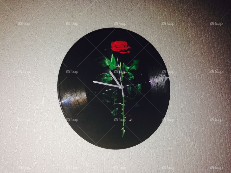 I made this Clock with a old Record