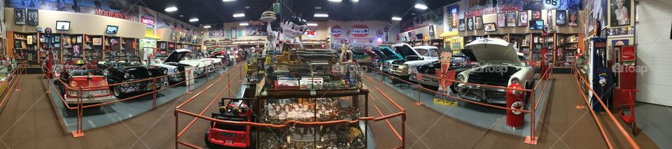 Americana Automobilia Museum. Automotive artifacts from americas height after WWII