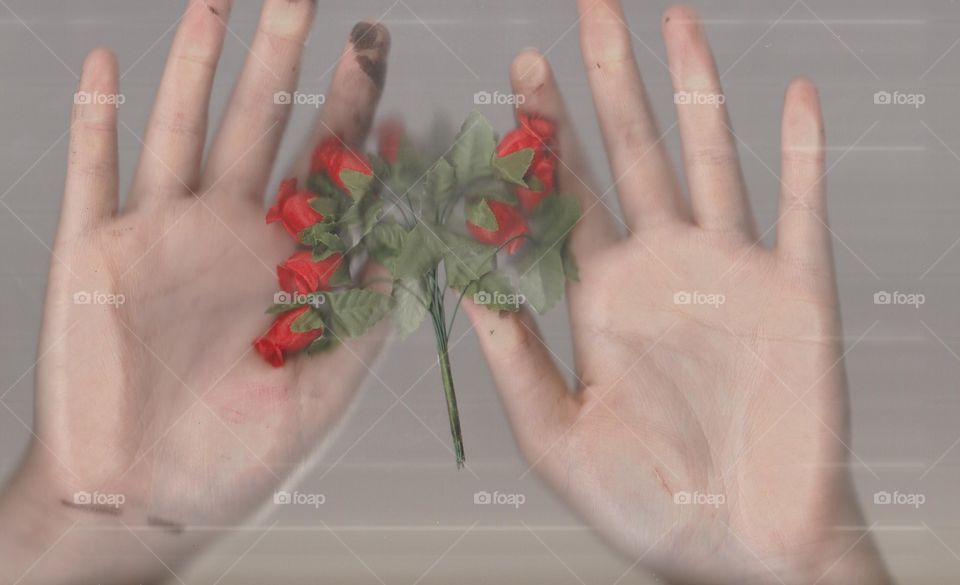 руки цветы