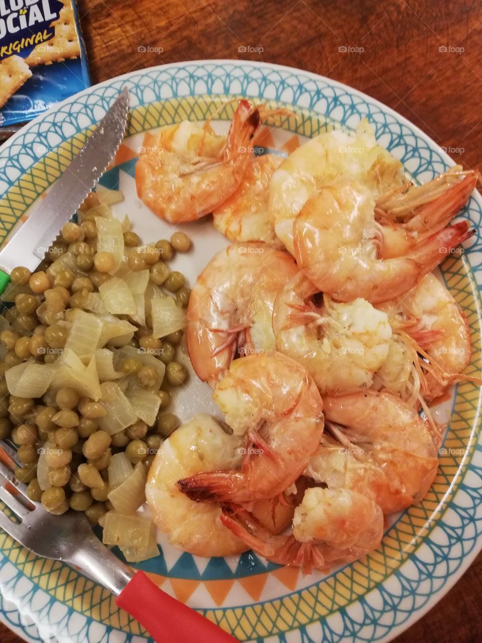 Shrimps with peas and onions 