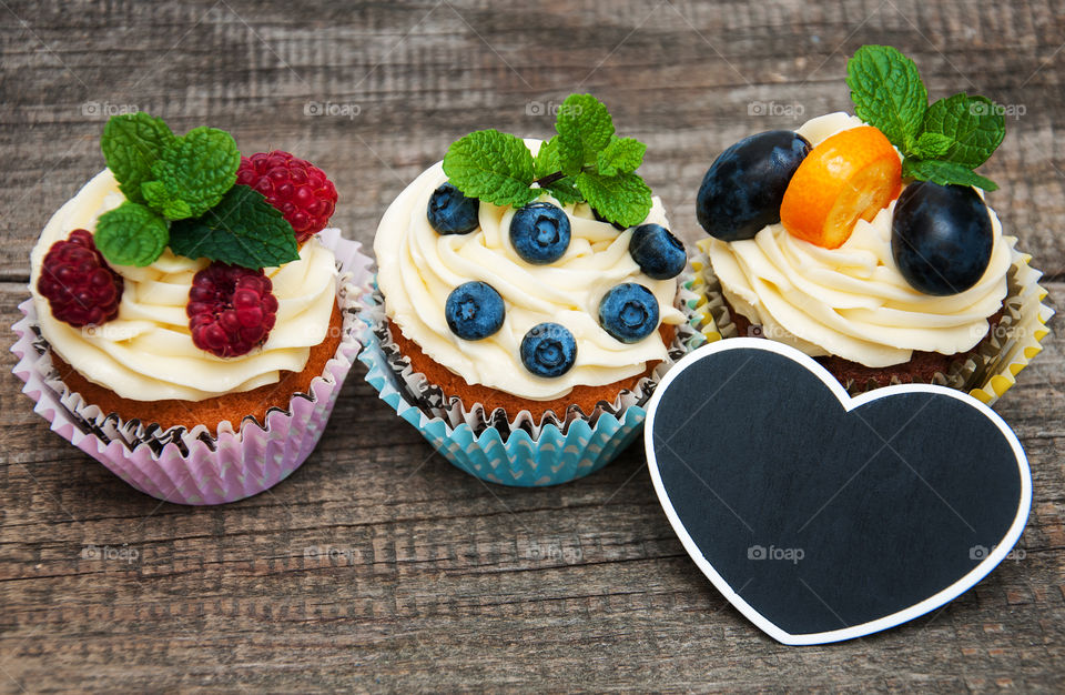 Cupcakes with berries 