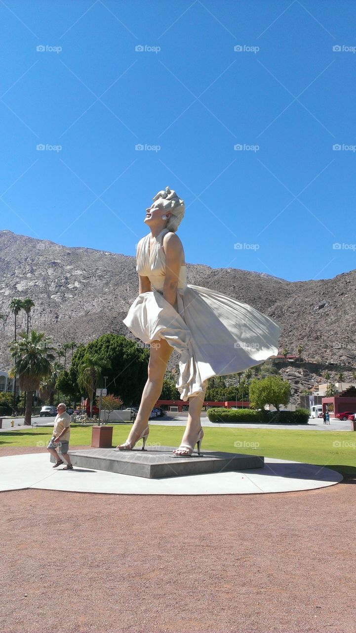 marilyn monroe statue