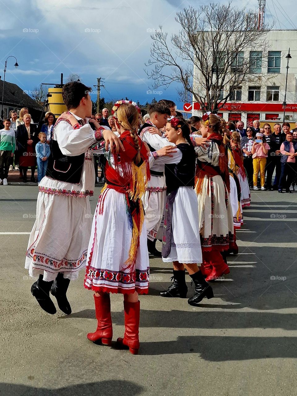 children dancing in traditional Romanian costumes