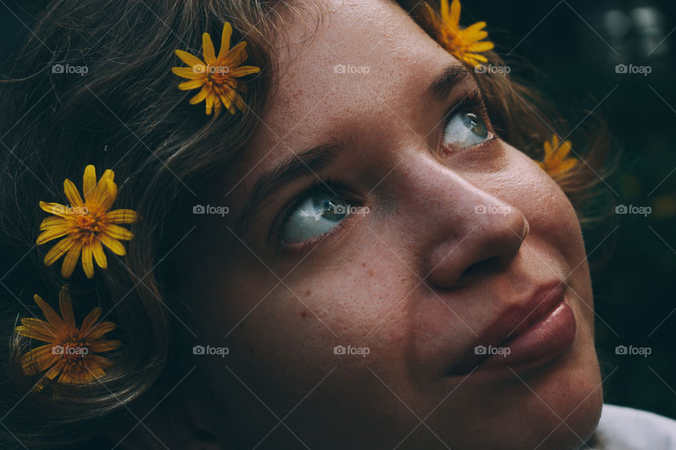 Girl with yellow flowers in her head. 
Garota com flores amarelas em sua cabeça. 