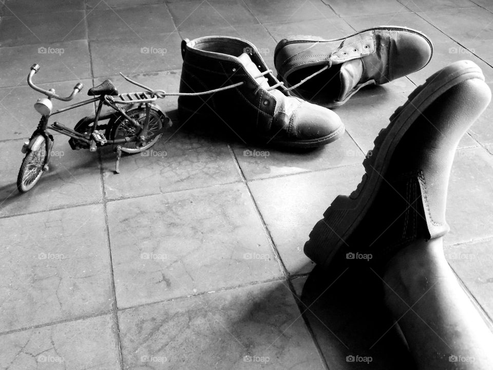 From the world of liliput, a giant shoe was stolen