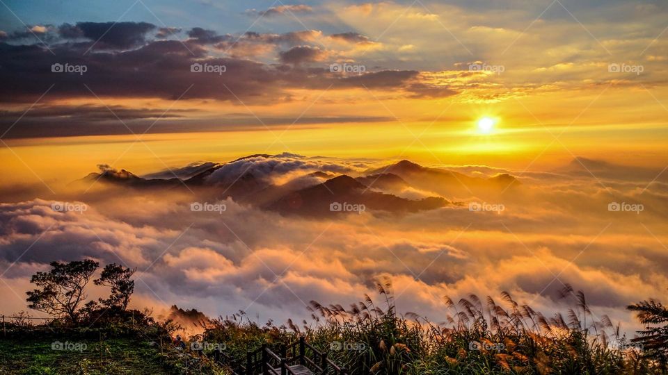 Beautiful natural landscape: enjoy a peaceful morning in the mountains and admire the sea of clouds in the mountains