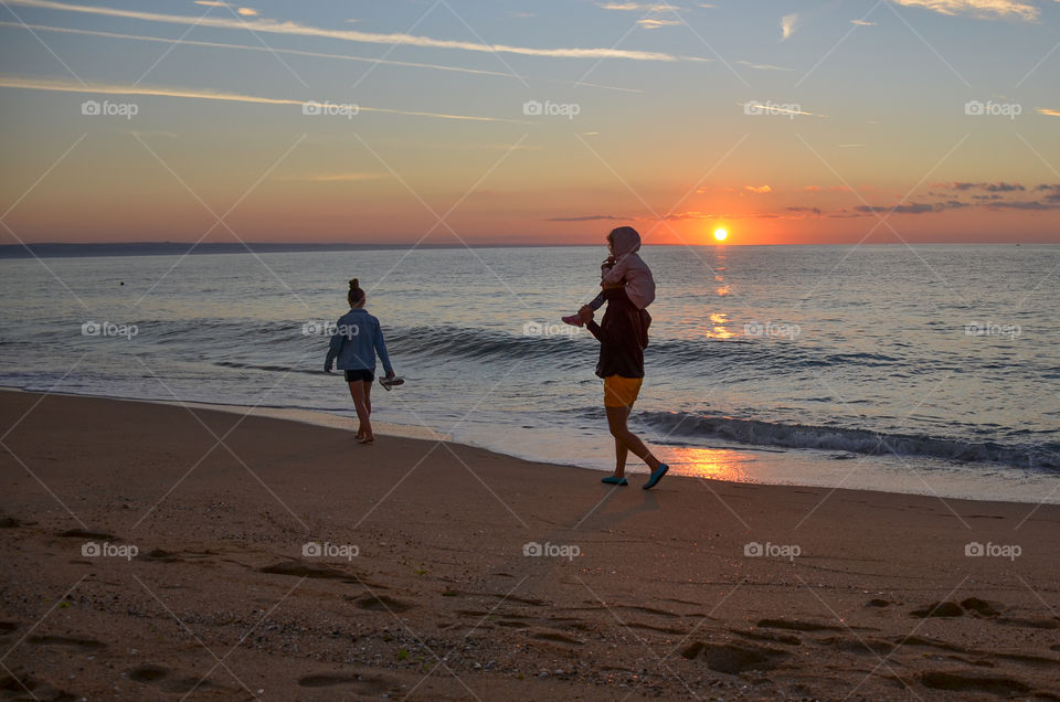 Always toghether, Family on a walk at sunrise