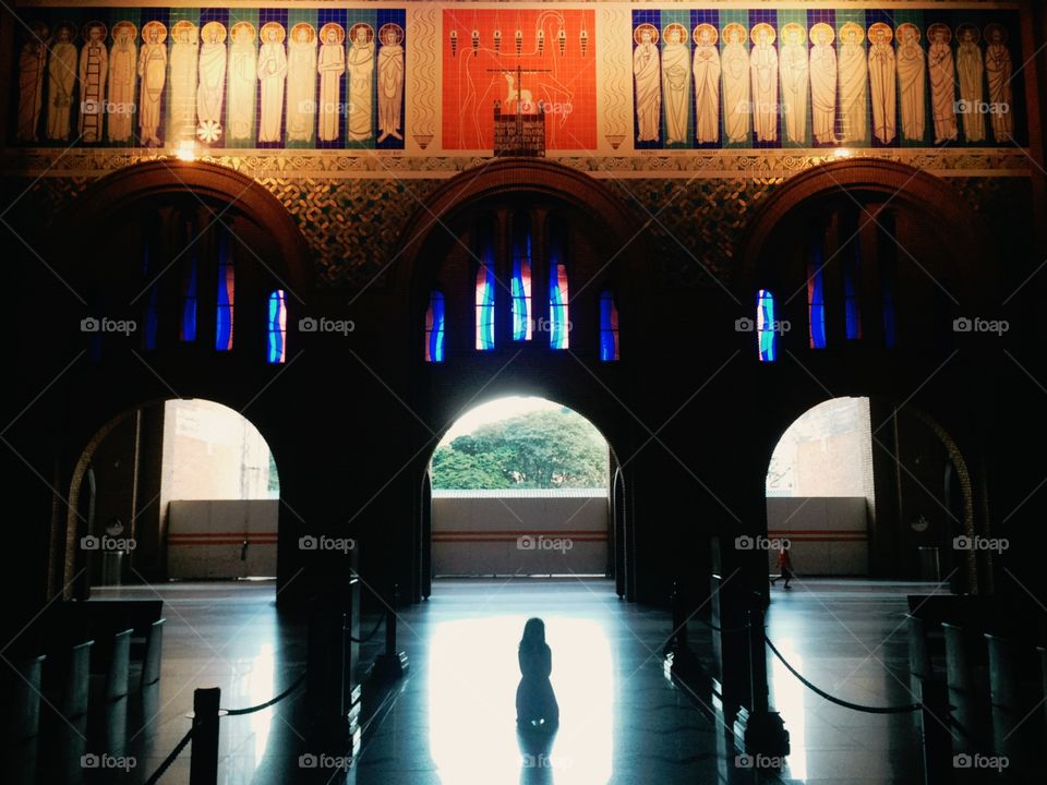 The silhouette of the child inside the Catholic Sanctuary of Nossa Senhora Aparecida, in Brazil. Faith, Photography and Sensitivity highlighted!
A silhueta da criança no Santuário Católico de Aparecida (Brasil). Fé, Fotografia e Sensibilidade!