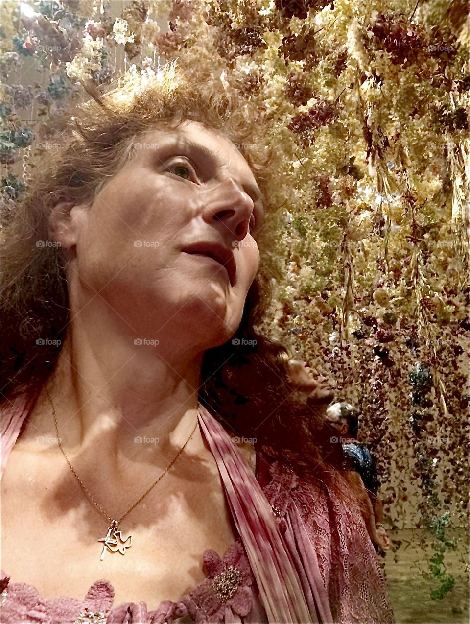 „Flowers Forever“ is an art expo recently shown at the „Kunsthalle“ in „Munich“, Germany. In this case the art was entirely made from dried and processed flowers shaped into a curtain. Their imprint inspires the soul. 2023. Hypnotic Productions