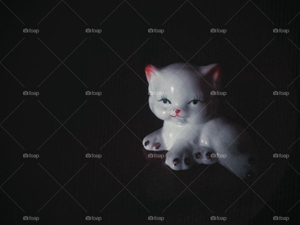 статуэтка маленького котёнка
a little kitten
