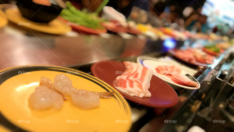 Don't afraid to be weight gain if you see fresh food like these. Prepare hot pot to be ready and put what on dishes in.