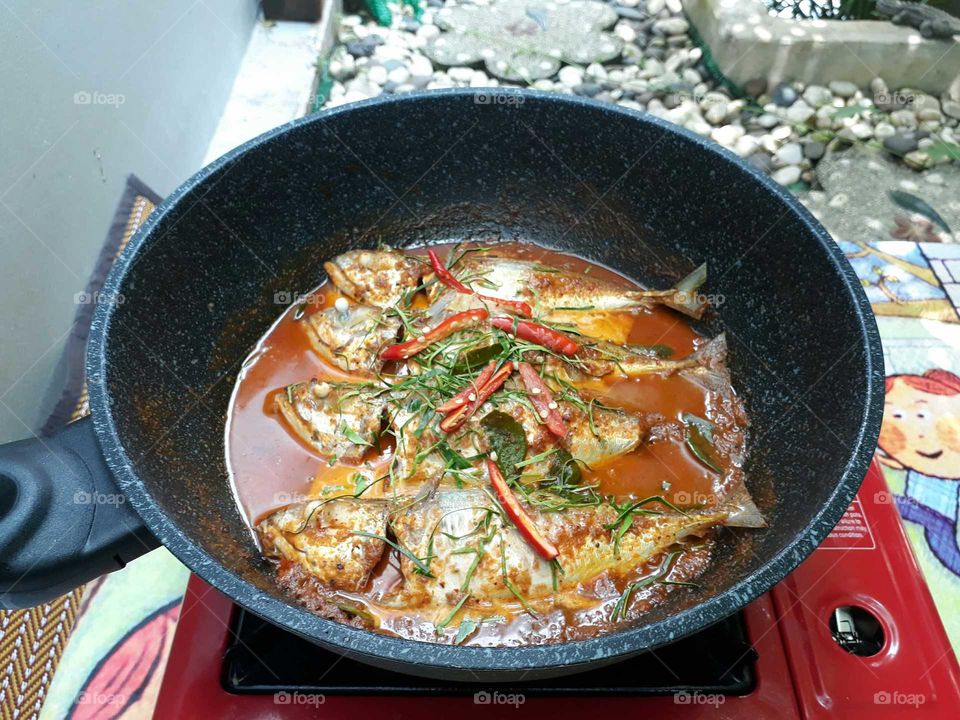 Mackerel in spicy Thai curry. (ฉู่ฉี่ปลาทู)