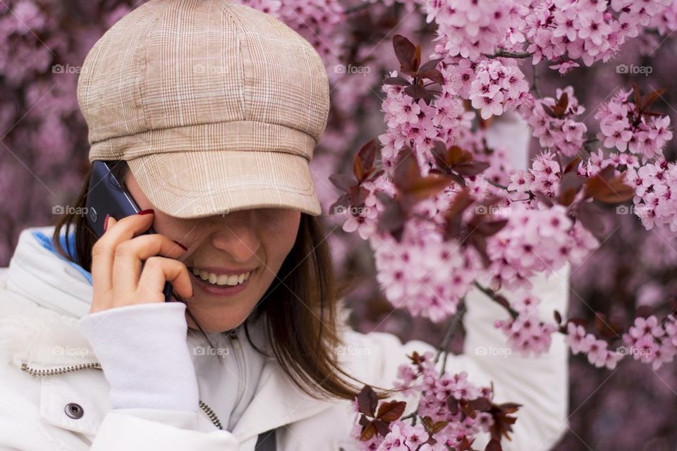 woman with hat talking on the phone