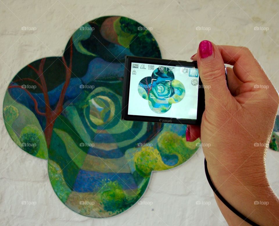 My friend Carol’s hand helping me to Foap yet again ... unusual infinity art ... snapped in Bath, 🇬🇧