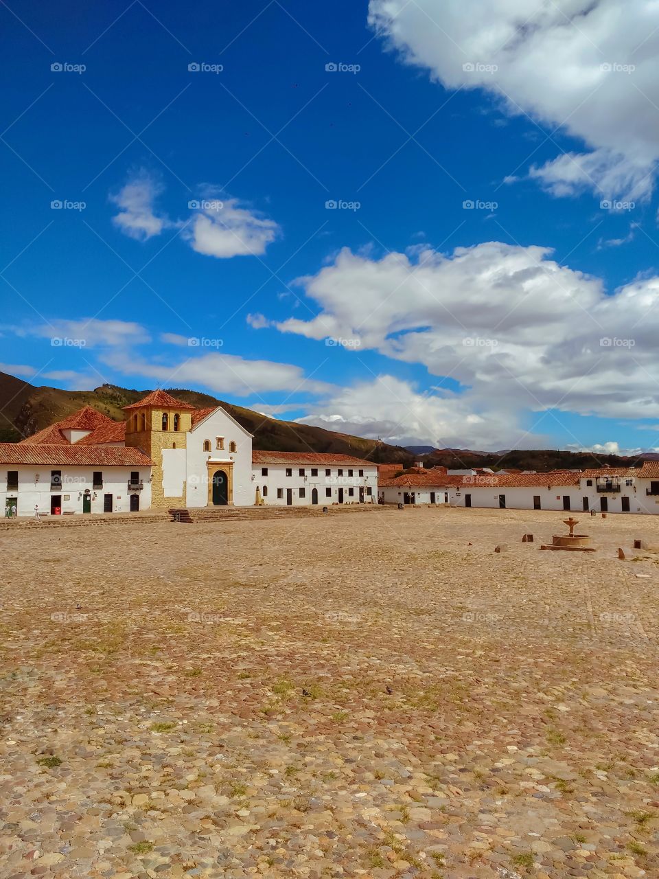 Villa de Leyva - Plaza principal en un día de sol y cielo azul en cuarentena. Main square on a sunny day and blue sky in quarantine