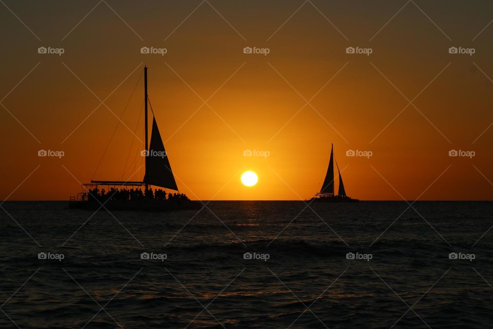 dos veleros navegando en el mar caribe al atardecer