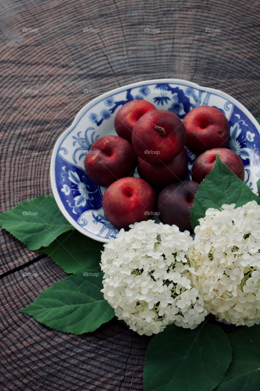 Fresh plums in a bowl 