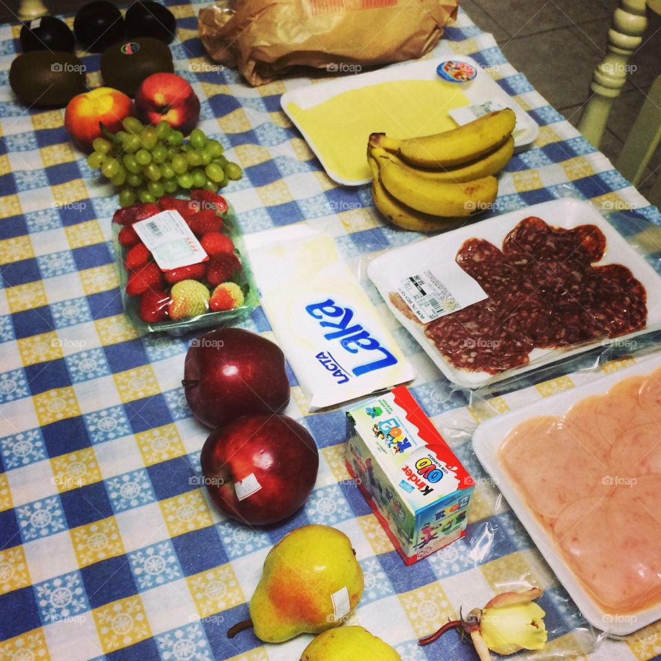 Mesa farta de frutas e demais guloseimas - em especial, salame! Hum, que fome.. quem quer?