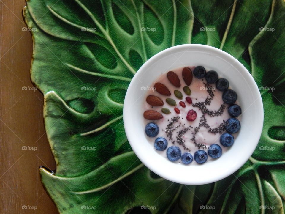 A tropical fruit smoothie bowl