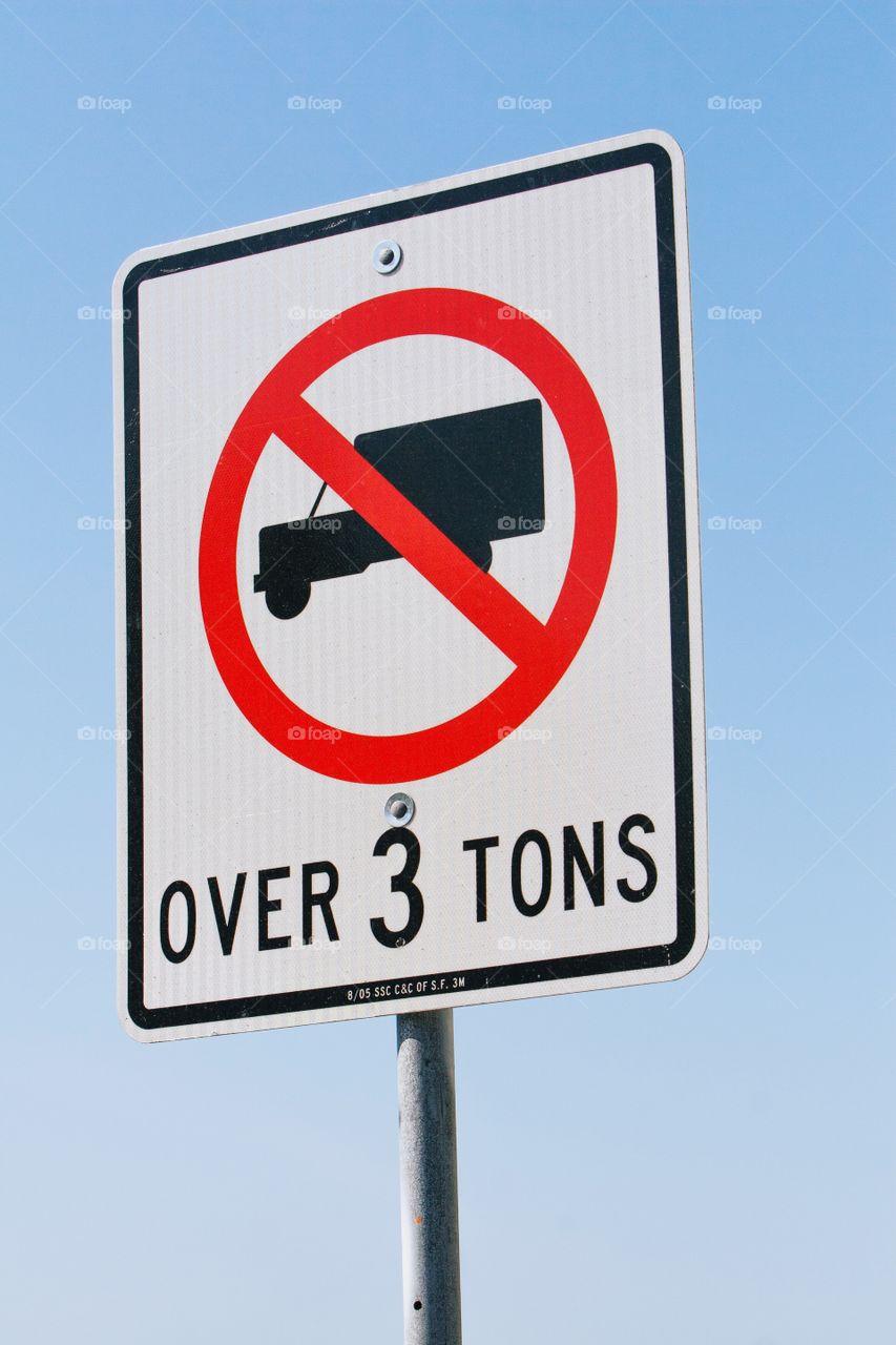 No trucks over 3 tons sign prohibited 