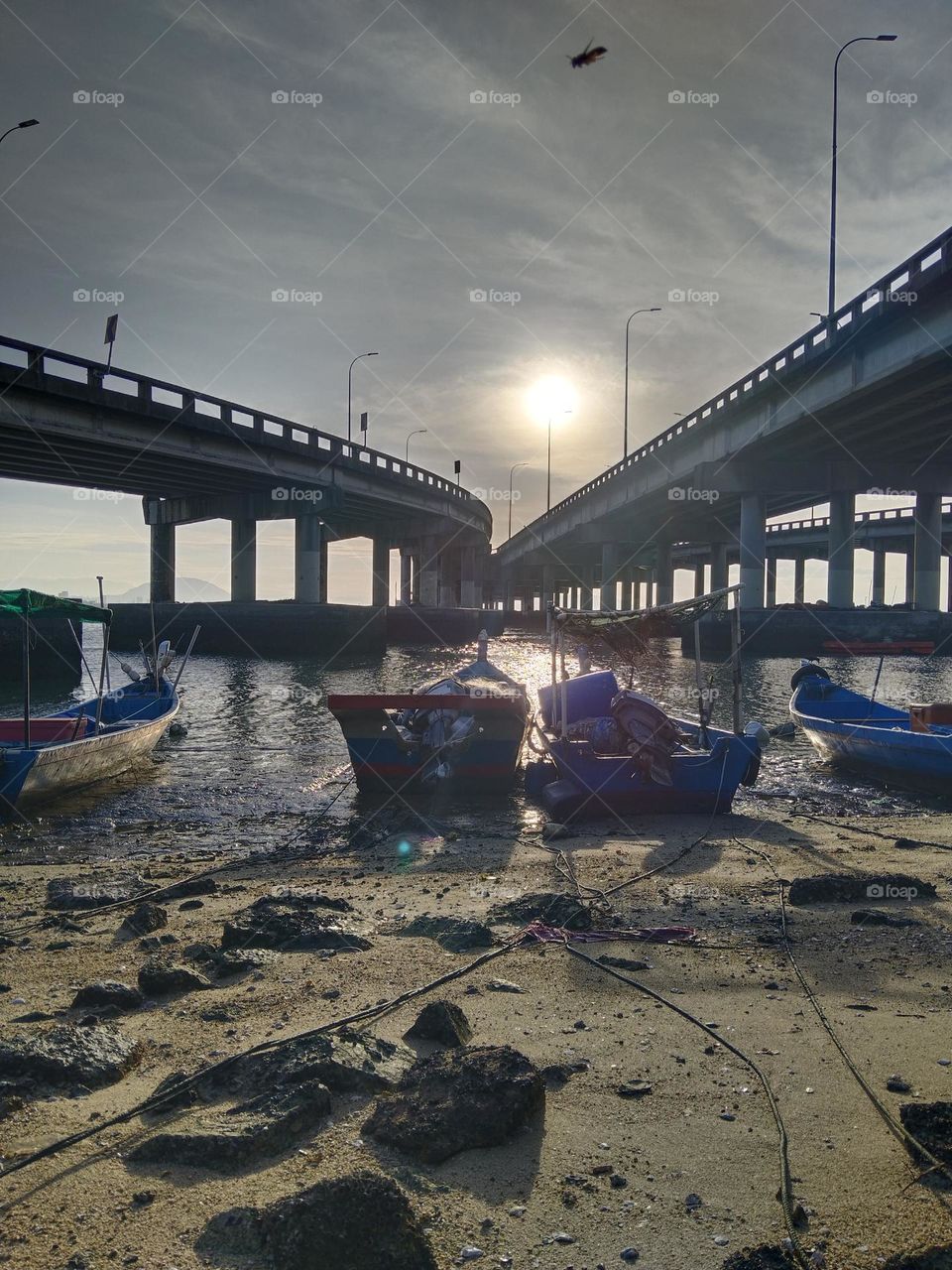 The boats in between the bridge.