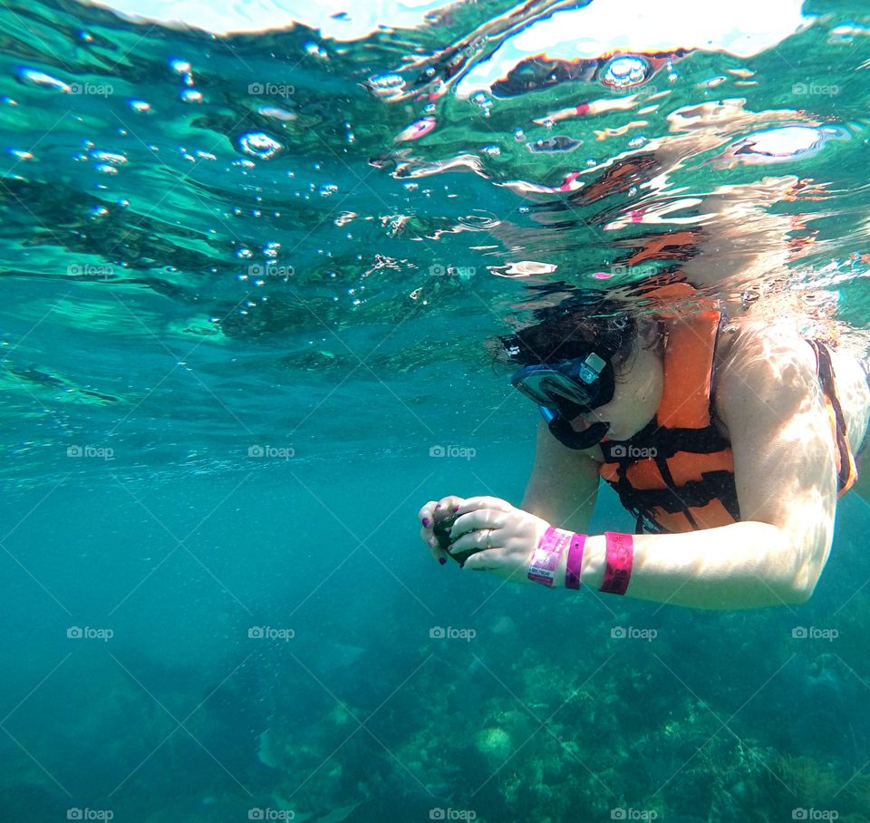 Photographeur in action into the ocean