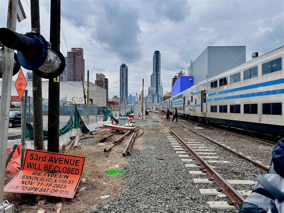 The train passing us by here on „11th Street“ and „Borden Avenue“ is of the „Long Island Railroad“, an affordable public transportation vehicle. 2023. Hypnotic Productions
