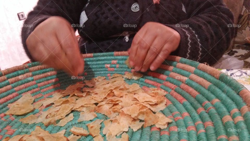 I kiss by respect my mother s hand who break moroccan bread.