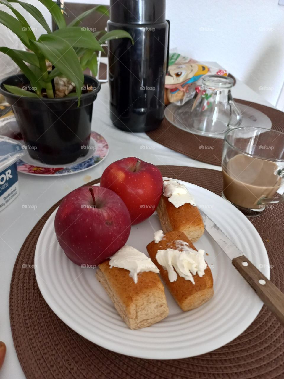 Café da tarde. O lanche é uma refeição  composta por pequena porção  de alimentos, entre as refeições  principais, geralmente entre o almoço  e o jantar.
