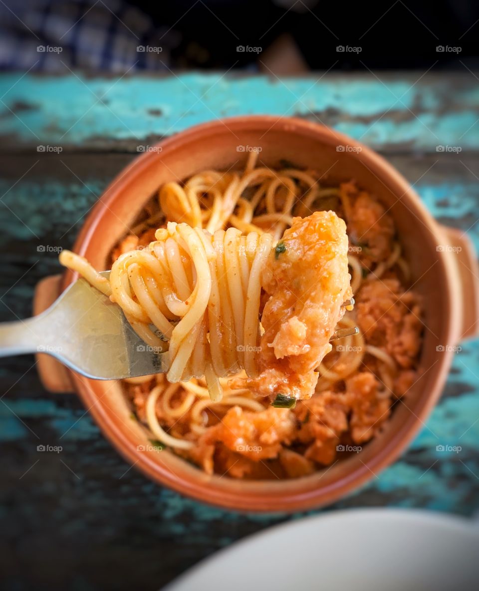 Spaghetti with shrimp and tomatoes 