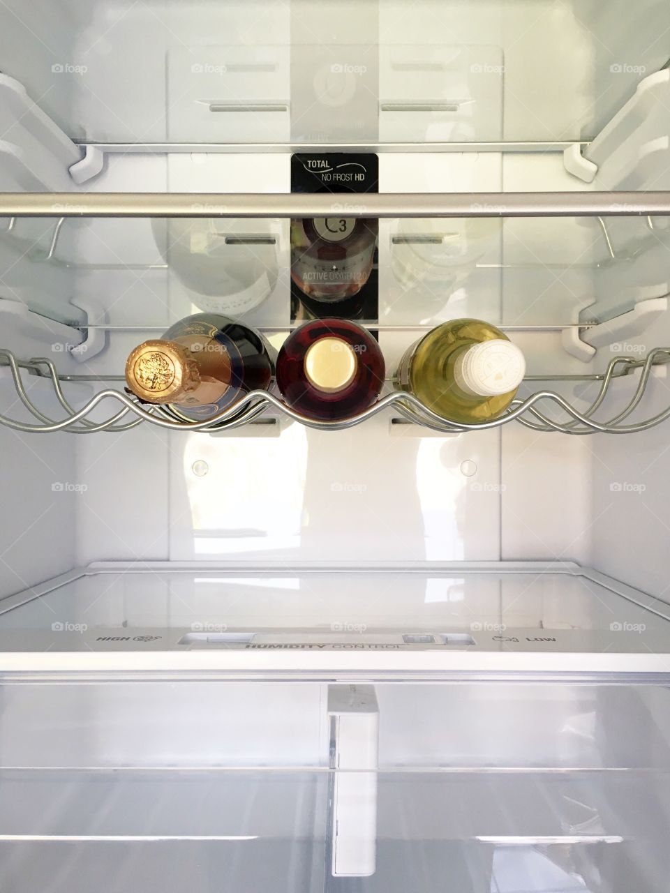 All the essentials in the fridge. Wine cooling. 