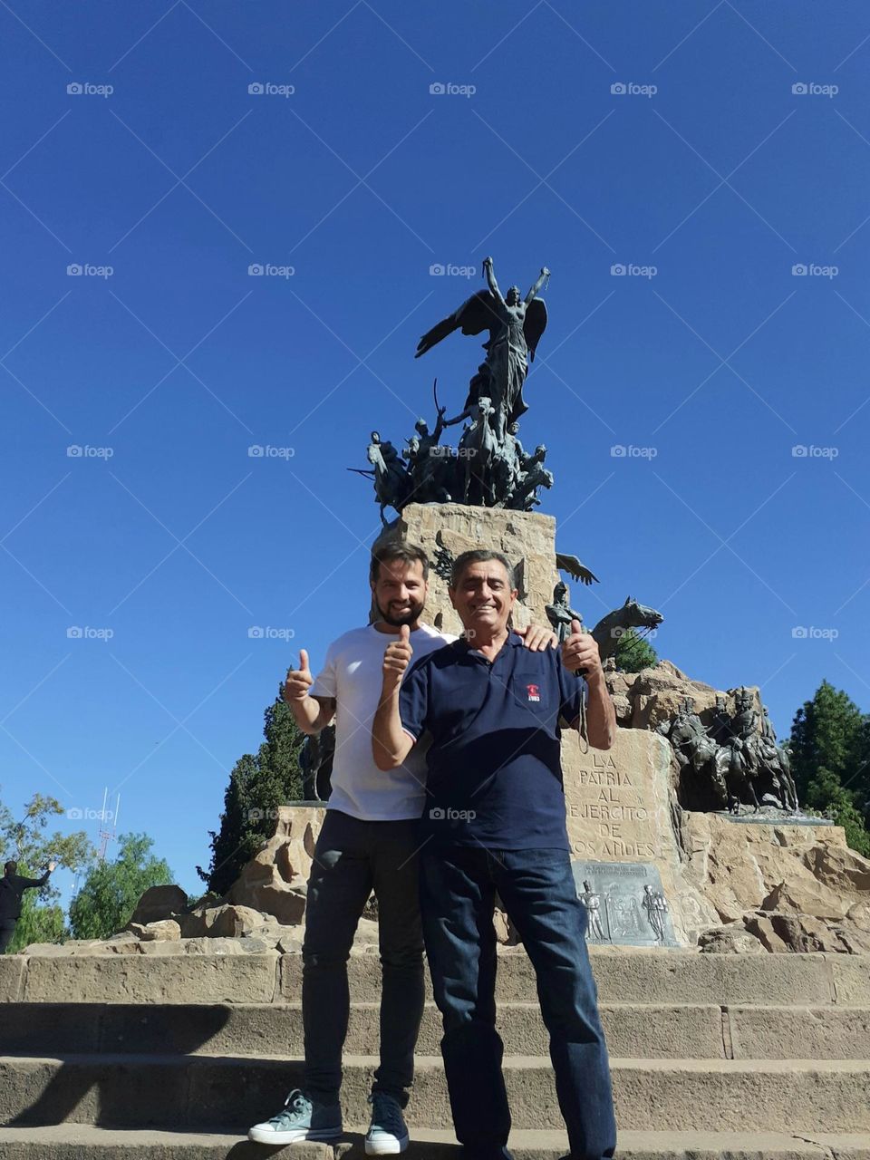 padre e hijo en el monumento de Mendoza