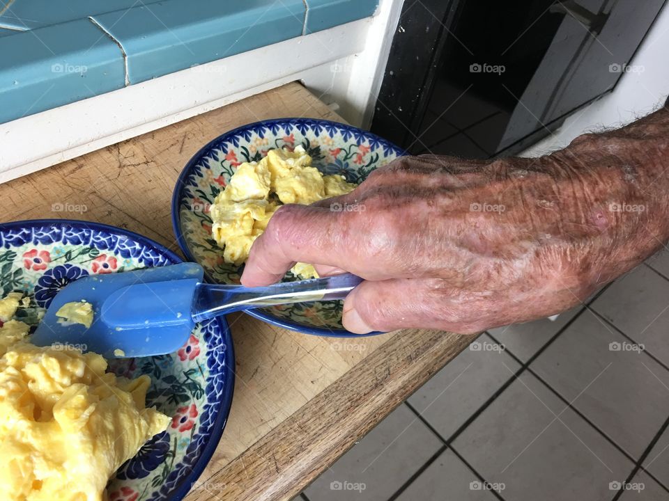 Serving scrambled eggs