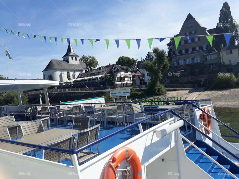 The gold in the ship is very beautiful