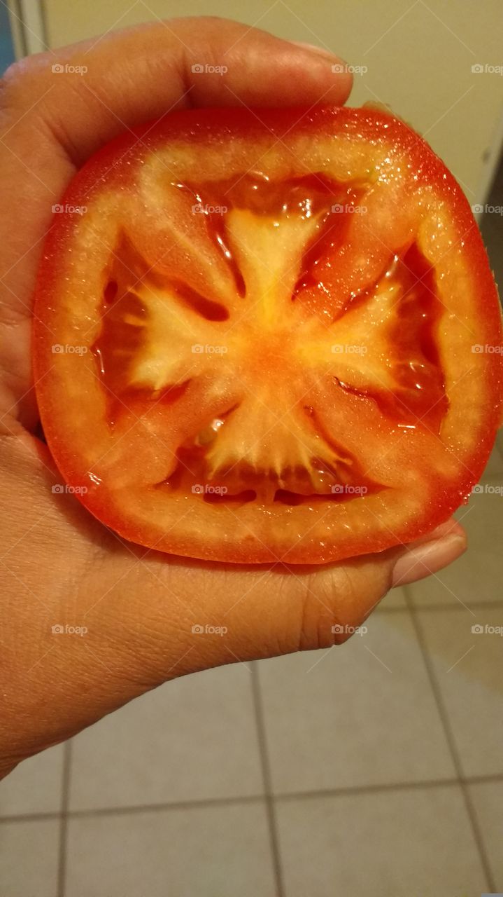 Una cruz en un tomate